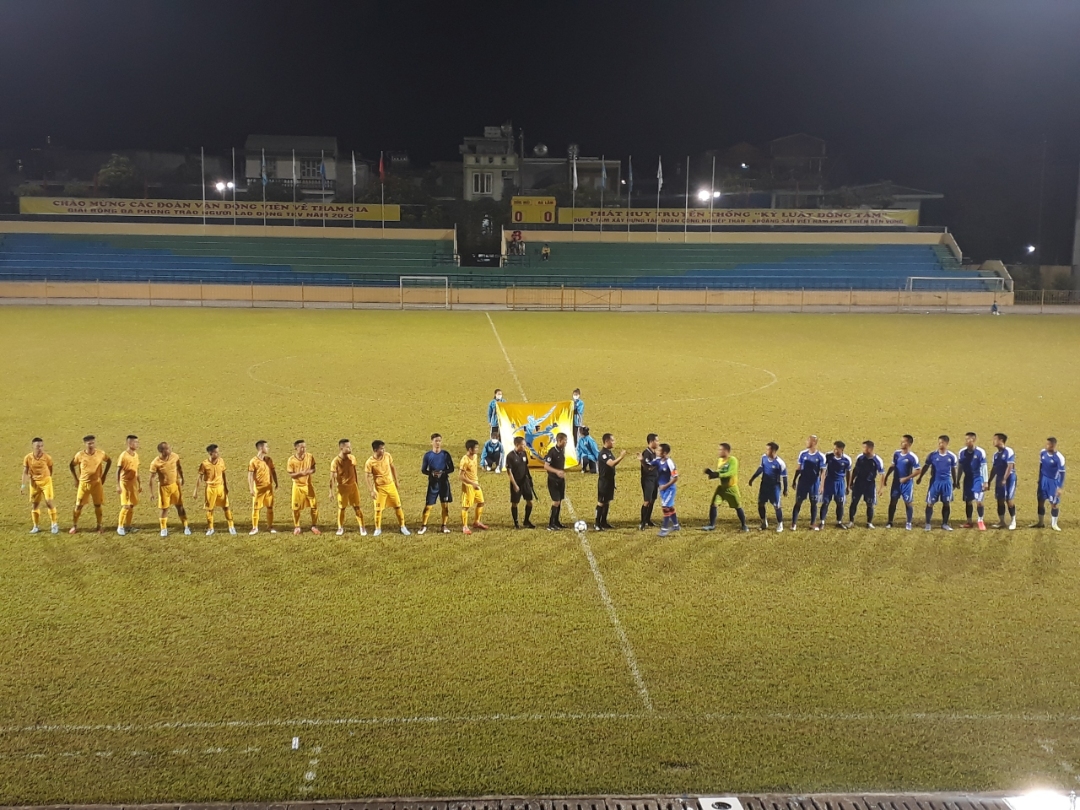 Các cầu thủ Than Thống Nhất (áo vàng) gặp Than Hà Lầm (áo xanh) trong trận đầu tiên tại Giải bóng đá phong trào Người lao động TKV năm 2022