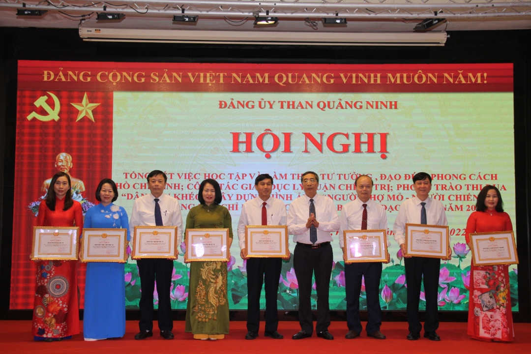 Đồng chí Vũ Thị Hằng - Chủ tịch Công đoàn Công ty Than Thống Nhất (thứ 4 từ trái sang) nhận Giấy khen cho tập thể có thành tích xuất sắc trong công tác tuyên giáo, dân vận năm 2022.