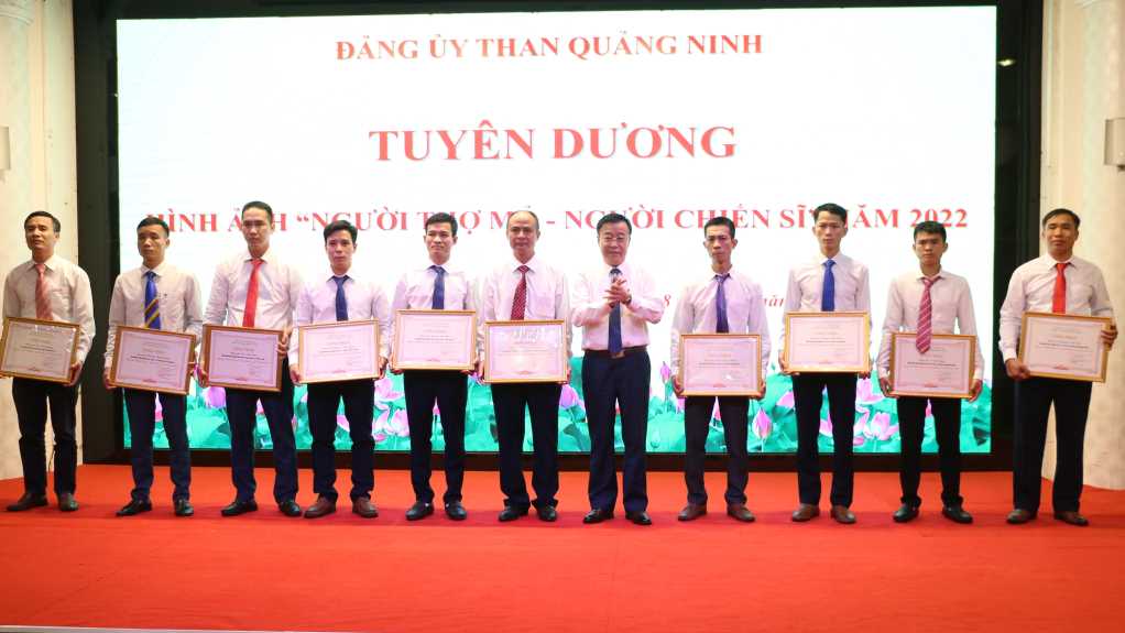Đồng chí Nguyễn Mạnh Tường - Phó Bí thư Thường trực Đảng ủy Than Quảng Ninh tuyên dương cá nhân đạt danh hiệu “Người Thợ Mỏ - Người Chiến sĩ” năm 2022.