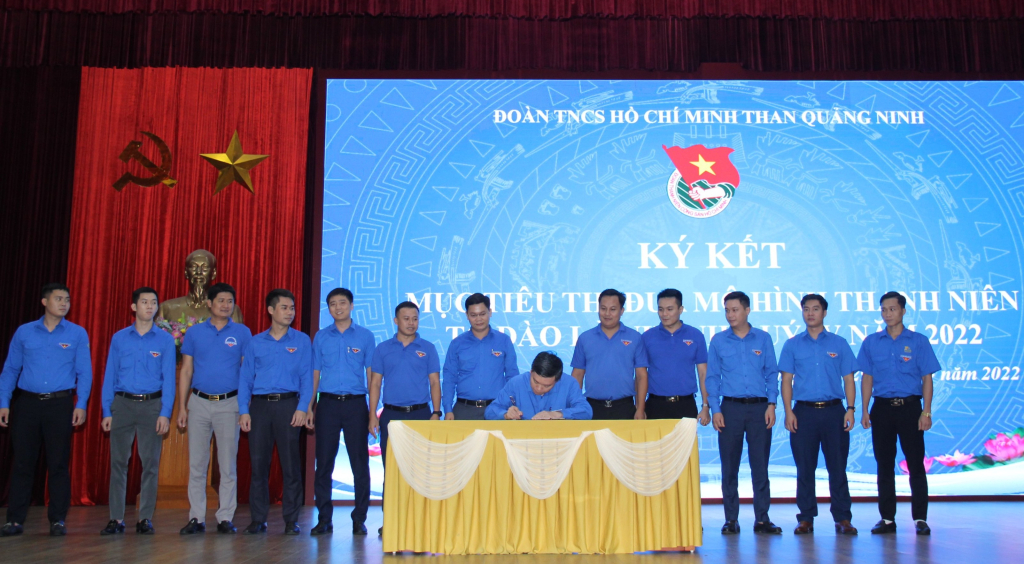 Đoàn Than Quảng Ninh ký kết mục tiêu thi đua mô hình thanh niên Tổ đào lò nhanh quý IV/2022.