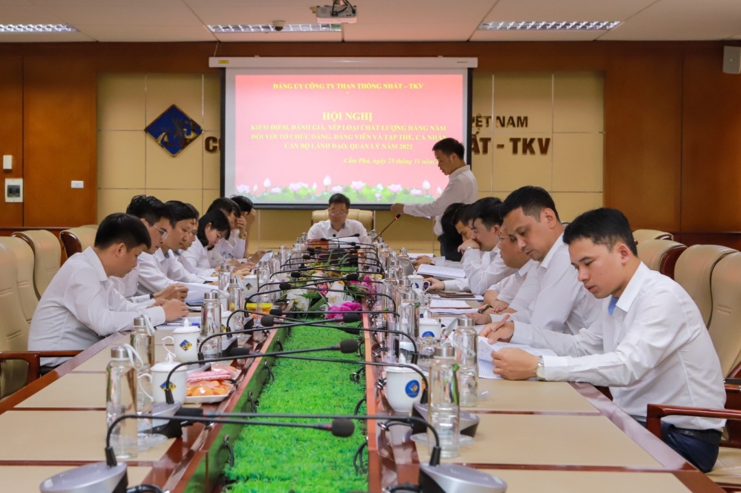 Đồng chí Đào Tuấn Anh - Phó Bí thư Đảng uỷ Công ty trình bày Báo cáo kiểm điểm tập thể BCH Đảng bộ Công ty năm 2022