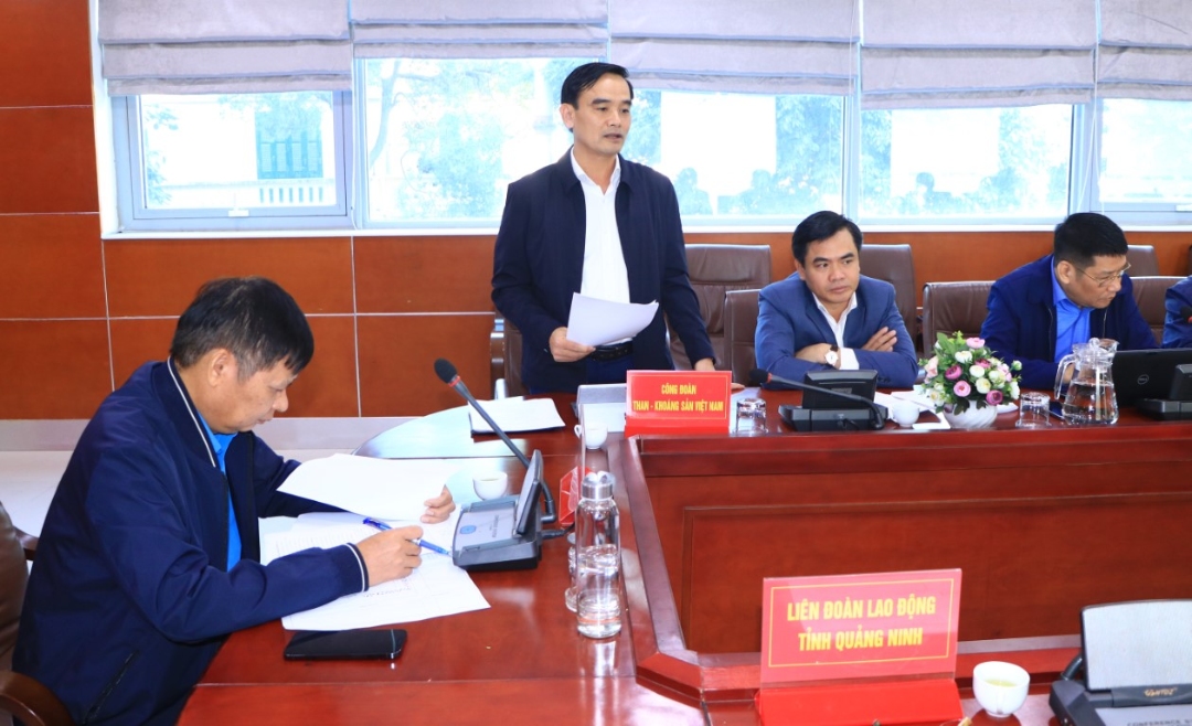 Đồng chí Lê Thanh Xuân, Chủ tịch Công đoàn TKV báo cáo công tác triển khai phối hợp