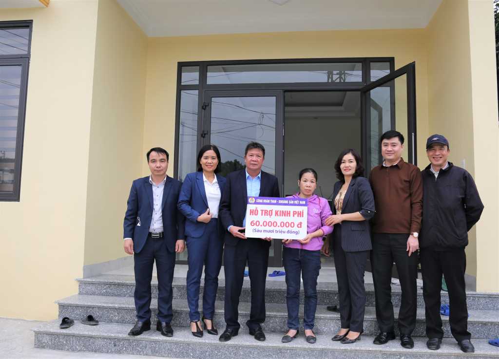 Công đoàn Than - Khoáng sản Việt Nam trao kinh phí hỗ trợ xây nhà "Mái ấm công đoàn" cho công nhân Công ty CP Than Hà Tu có hoàn cảnh khó khăn.
