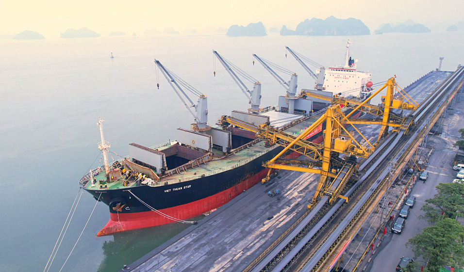Tàu Việt Thuận Star "xông" Cảng Cẩm Phả mùng 1 Tết Quý Mão nhận hơn 41.000 tấn than xuất bến, dự báo một năm mới thành công của TKV.
