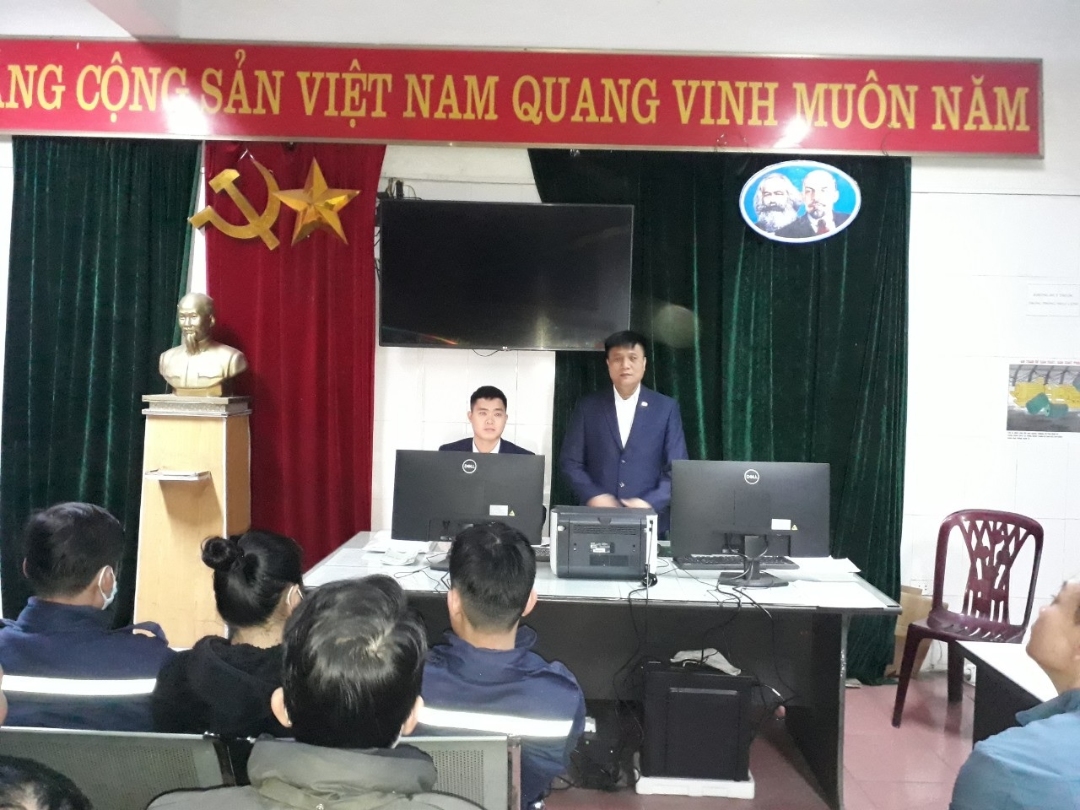 Đồng chí Bùi Tất Thành - Phó Chủ tịch Công đoàn Công ty đại diện cho Ban lãnh đạo Công ty phát biểu chia sẻ, động viên và khích lệ tới CNCB trong đơn vị.