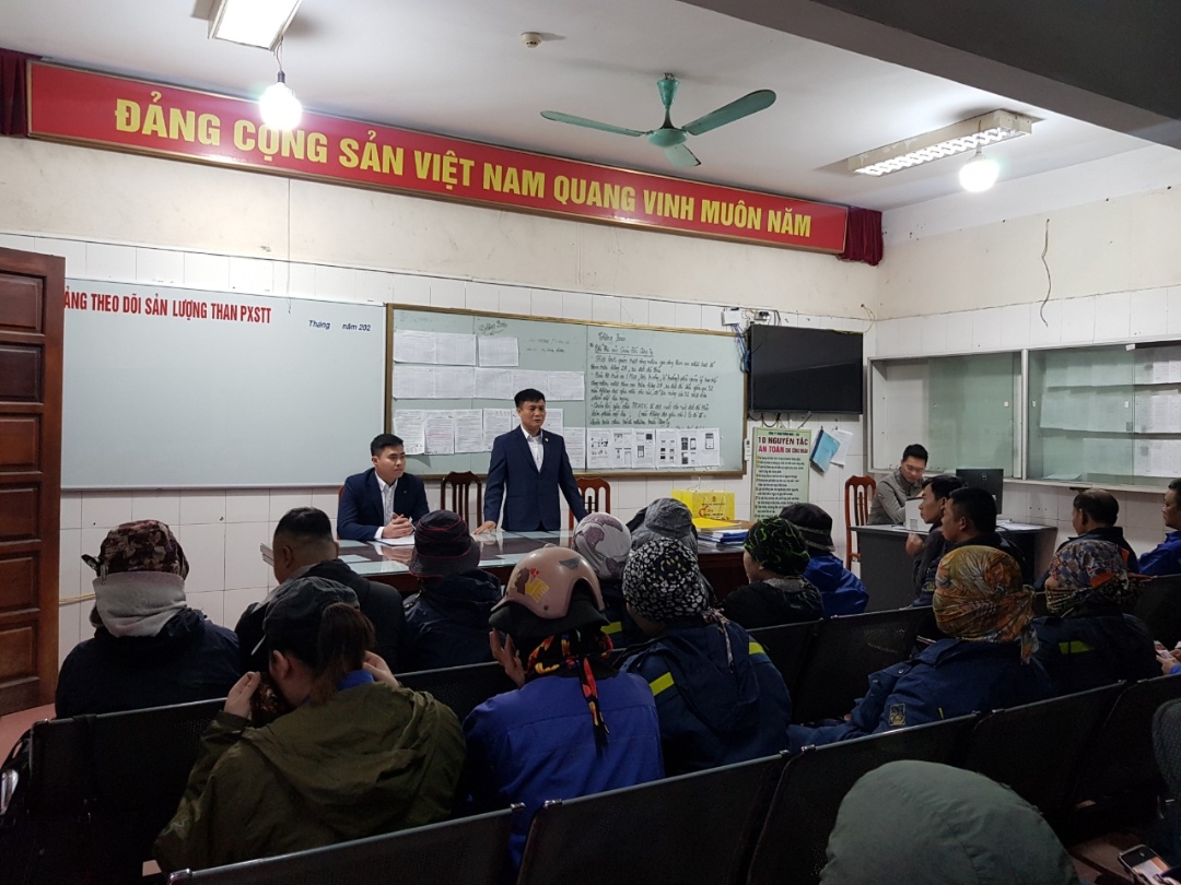 Người lao động Phân xưởng Sàng tuyển than được Công đoàn Công ty trao hỗ trợ, thăm hỏi nhân dịp Tết Quý Mão 2023