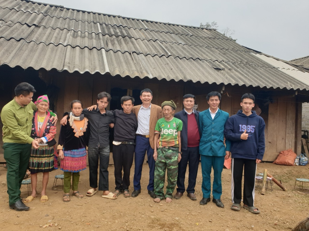 Đoàn công tác chụp ảnh cùng gia đình thanh niên Lầu A Tủa tại xã Tả Ngảo, huyện Sìn Hồ, tỉnh Lai Châu (Lầu A Tủa người đứng thứ 4 từ trái sang)