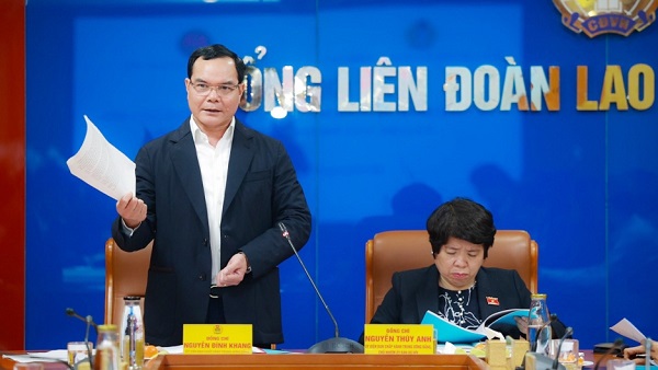 Chủ tịch Tổng Liên đoàn Lao động Việt Nam Nguyễn Đình Khang phát biểu tại hội nghị.