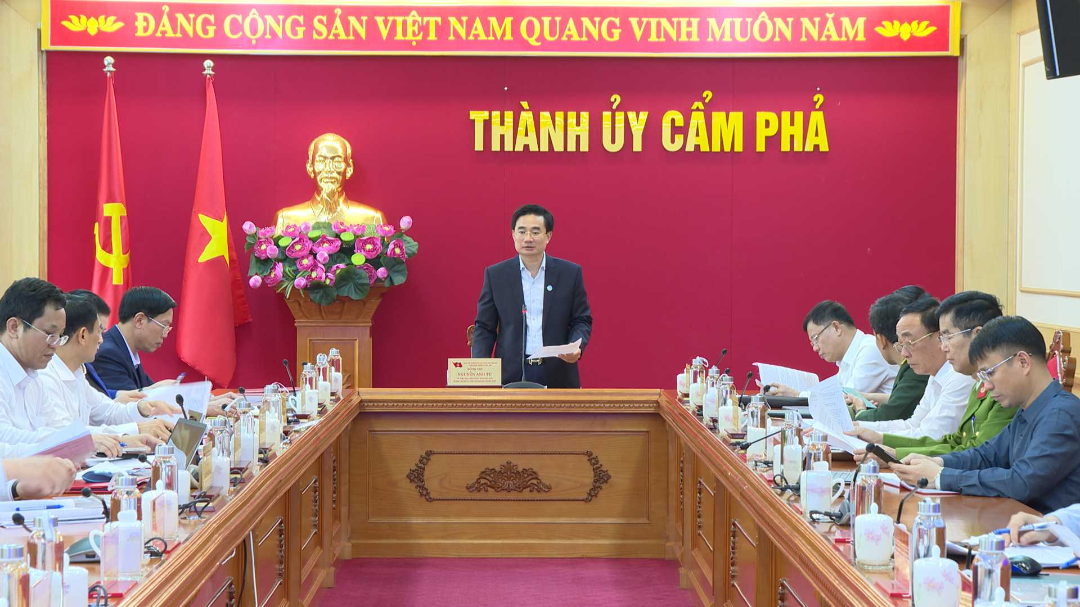 Đồng chí Nguyễn Anh Tú - Uỷ viên Ban Chấp hành Đảng bộ tỉnh, Bí thư Thành uỷ, Chủ tịch HĐND thành phố chủ trì cuộc họp
