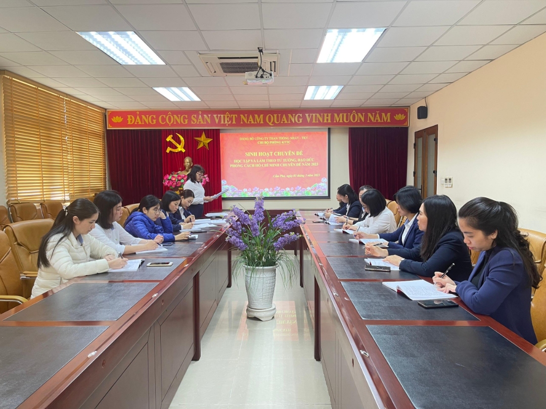 Đồng chí Nguyễn Thị Bích Hồng - UV BCH Đảng bộ Công ty, Bí thư Chi bộ Phòng kế toán, Kế toán trưởng chủ trì sinh hoạt chi bộ.