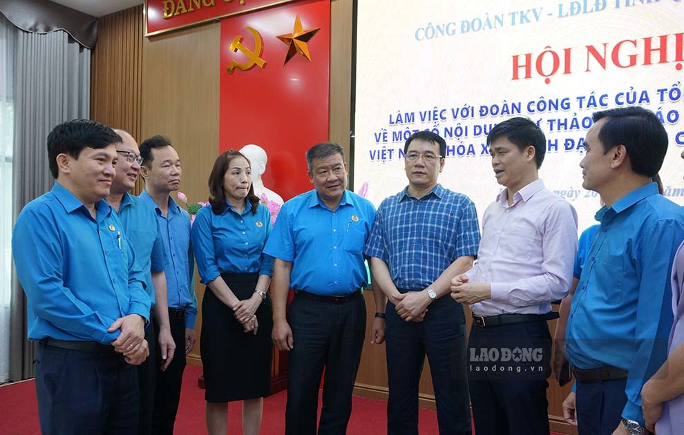 Ông Ngọ Duy Hiểu - Phó Chủ tịch Tổng LĐLĐ Việt Nam và các đại biểu bàn luận sôi nổi đóng góp ý kiến dự thảo Báo cáo Đại hội XIII Công đoàn Việt Nam.