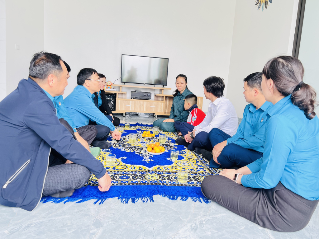 Các cán bộ công đoàn Công ty Tuyển than Cửa Ông thăm và động viên gia đình chị Phùng Thị Mai Hoa được hỗ trợ xây Mái ấm công đoàn (tháng 3/2023).
