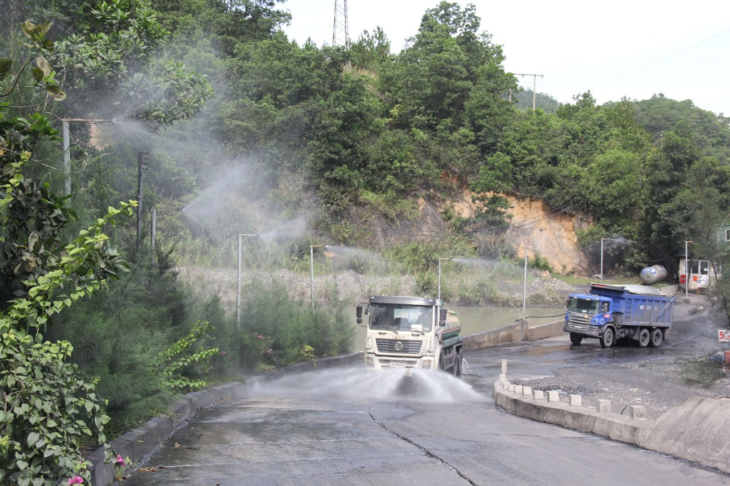 Các tuyến đường khu vực cảng Làng Khánh (Công ty Tuyển than Hòn Gai) thường xuyên được phun rửa đường, bảo vệ môi trường trong quá trình sản xuất.