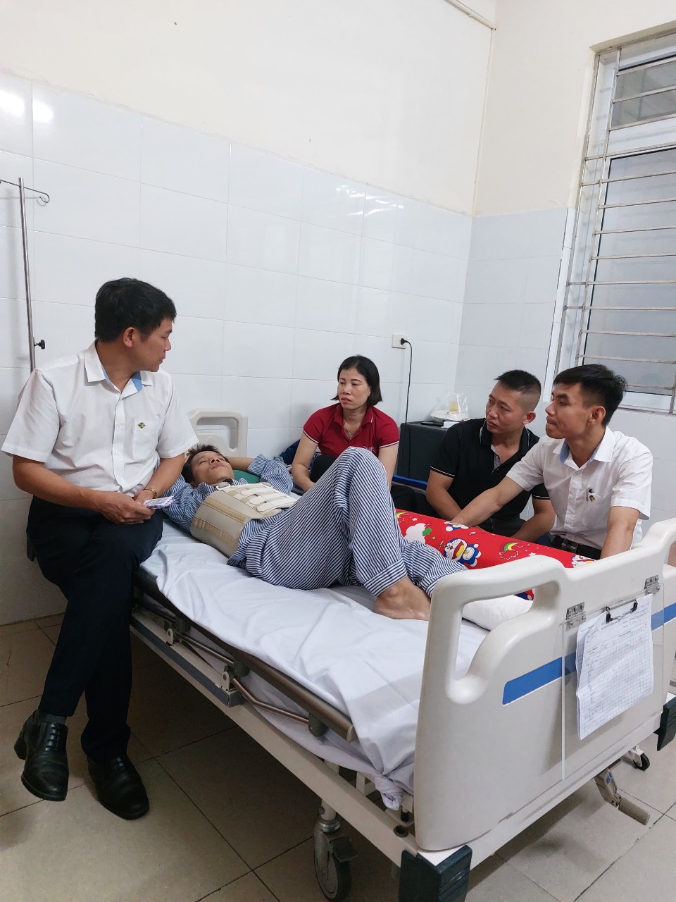 Ban lãnh đạo Phân xưởng Khai thác 5 thăm hỏi, động viên anh Hùng tại bệnh viện đa khoa tỉnh Quảng Ninh (Ảnh: Thanh An)