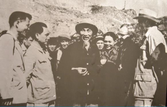 Bác Hồ nói chuyện với chuyên gia, công nhân trên tầng 10 mỏ than Đèo Nai, ngày 30/3/1959.