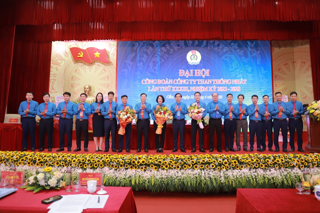 Lãnh đạo Công đoàn TKV, LĐLĐ tỉnh Quảng Ninh và Công ty chúc mừng BCH Công đoàn Công ty khóa XXXIII, nhiệm kỳ 2023 - 2028 ra mắt tại Đại hội