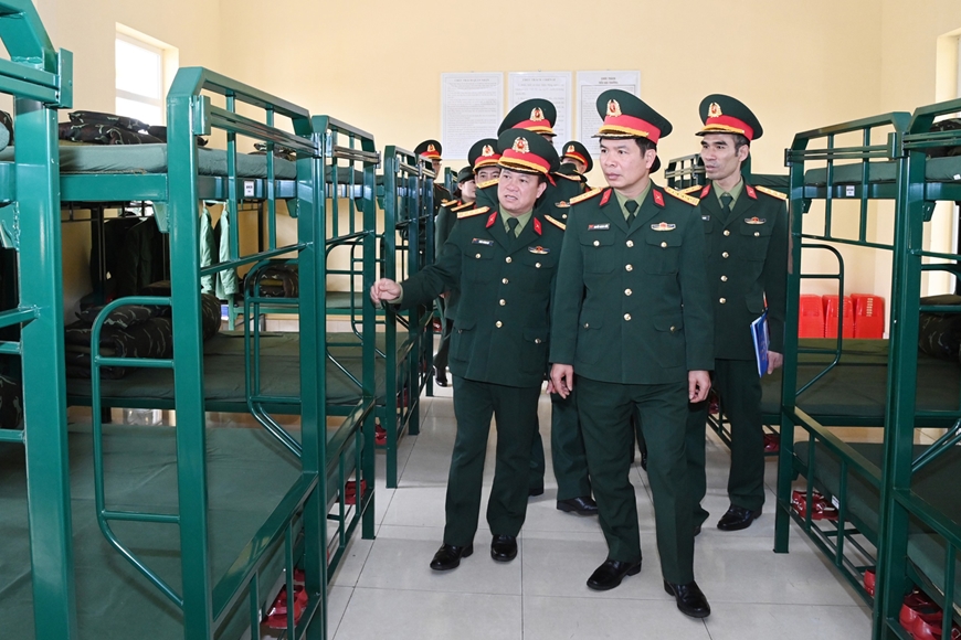 Lãnh đạo Bộ CHQS tỉnh Quảng Ninh kiểm tra thực hiện nền nếp chính quy và chuẩn bị đón nhận, huấn luyện chiến sĩ mới năm 2024 tại Trung đoàn 244.