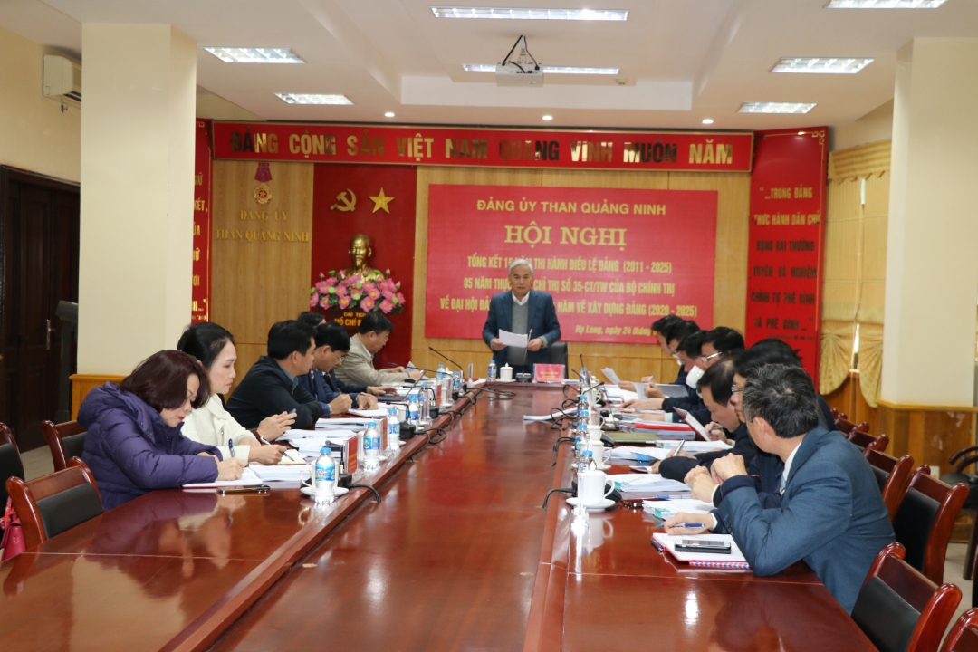 Đồng chí Vũ Anh Tuấn - Ủy viên Ban Thường vụ Tỉnh ủy, Bí thư Đảng ủy Than Quảng Ninh chủ trì hội nghị.