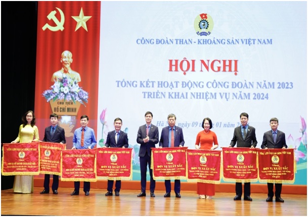 Đồng chí Vũ Thị Hằng - Chủ tịch Công đoàn Công ty (người đứng thứ 3 từ phải sang) nhận Cờ thi đua xuất sắc của Tổng LĐLĐ Việt Nam