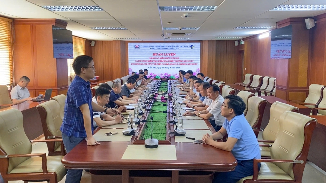 Đồng chí Đào Tuấn Anh - Phó Giám đốc Công ty phát biểu tại buổi huấn luyện. Ảnh:Truyền thông Công ty.