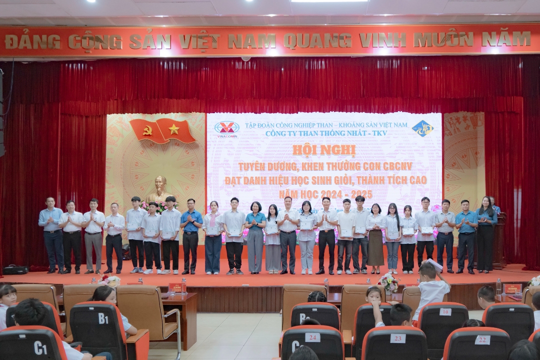 Khen thưởng các cháu học sinh là con CNCB trong Công ty đạt danh hiệu Học sinh giỏi xuất sắc năm học 2024-2025