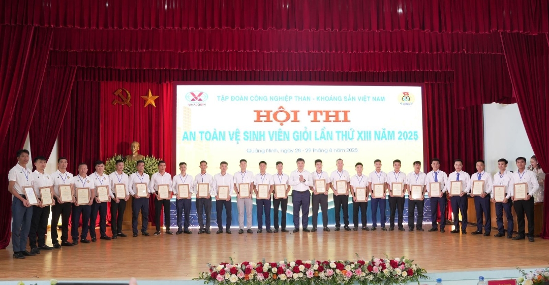 Ban Tổ chức Hội thi trao giải cho các cá nhân đạt danh hiệu  ATVSV xuất sắc và giỏi