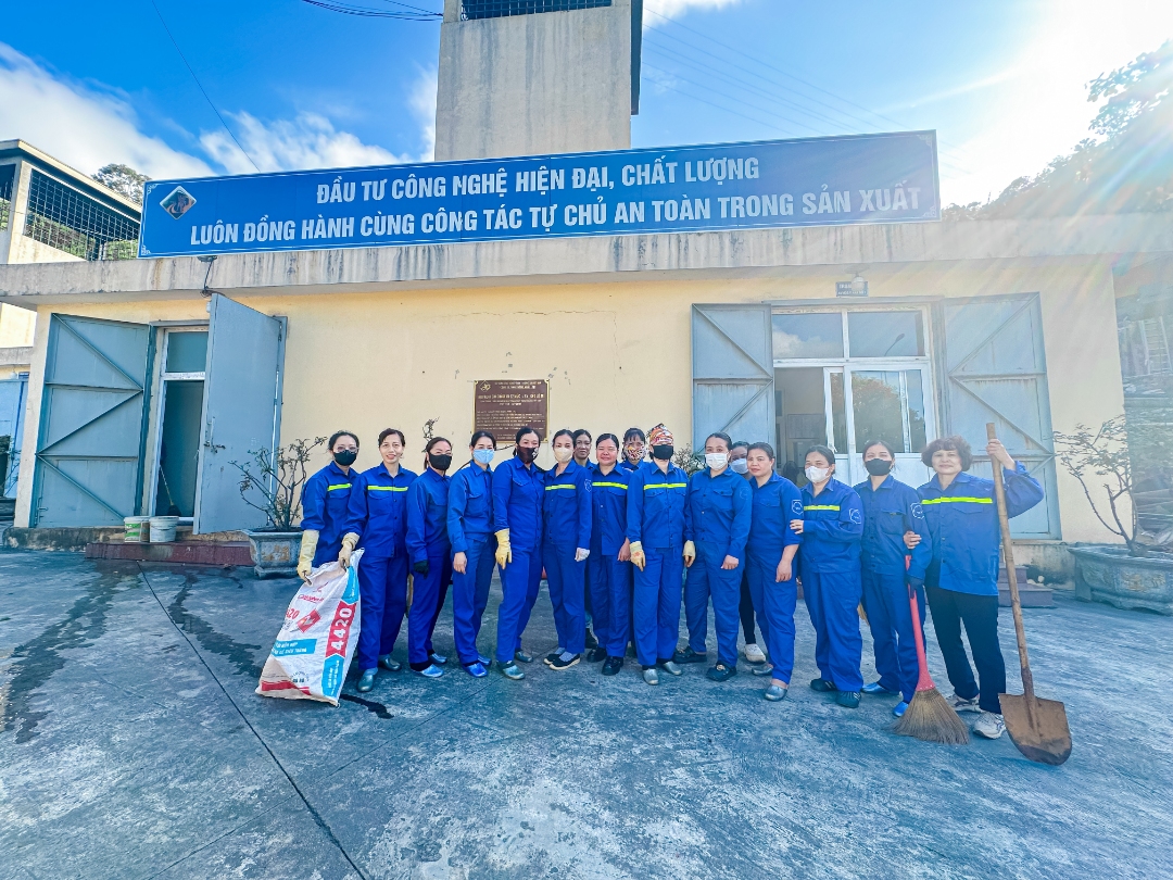 Tập thể nữ công Phân xưởng TGTN ra quân  vệ sinh công nghiệp chào mừng ngày 20/10