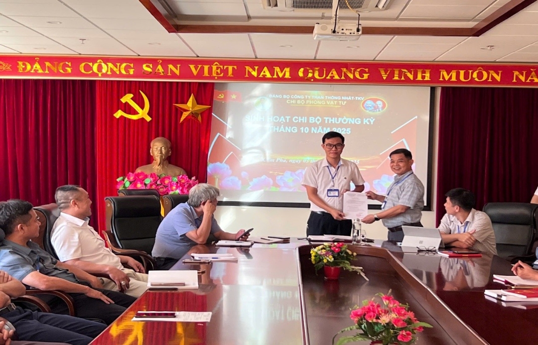 Đồng chí Đào Anh Tuấn - Bí thư chi bộ, Trưởng Phòng Vật tư trao Quyết định công nhận đảng viên chính thức đối với đồng chí Nguyễn Văn Linh