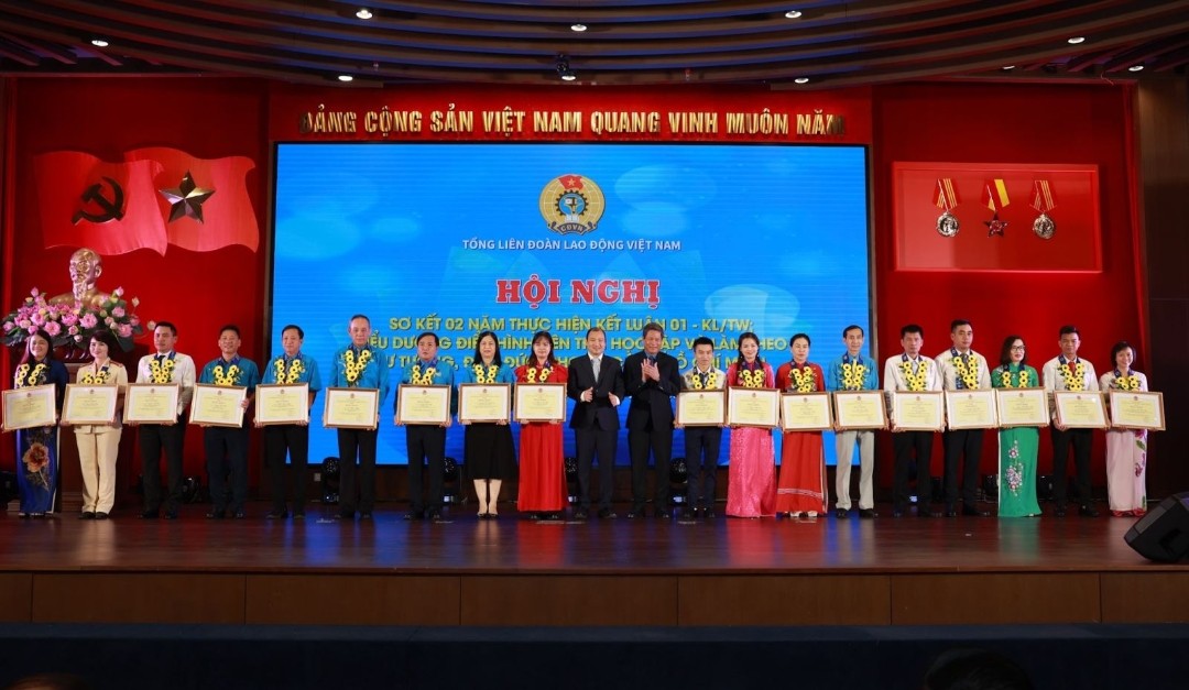 Thợ lò Lê Văn Biên (thứ 2 bên phải) đón nhận bằng khen của Tổng LĐLĐ Việt Nam - cá nhân điển hình tiên tiến học tập và làm theo tư tưởng, đạo đức, phong cách Hồ Chí Minh trong các cấp Công đoàn, công chức, viên chức, người lao động giai đoạn 2021