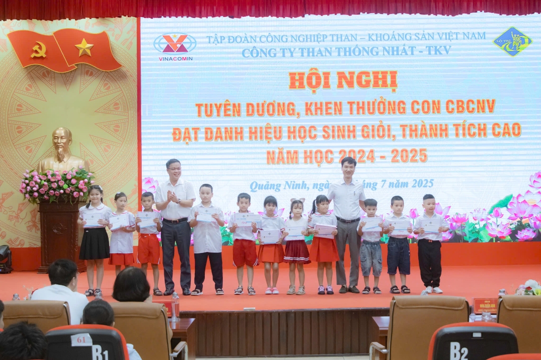 Các đồng chí lãnh đạo Công ty tặng quà cho các cháu học sinh giỏi năm học 2024 - 2025
