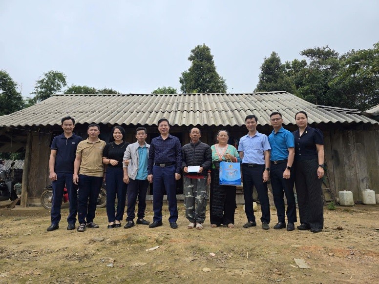 Đoàn công tác thăm nhà công nhân Thào A Nềnh - Phân xưởng Khai thác 2