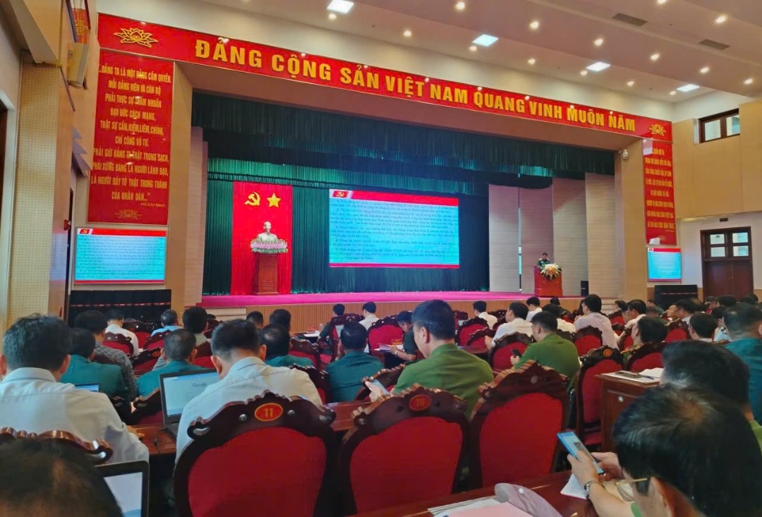 Đại tá Bùi Đức Lâm - Phó Chỉ huy trưởng, Tham mưu trưởng Bộ CHQS tỉnh Quảng Ninh trình bày báo cáo