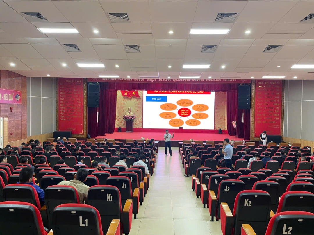 Giảng viên Công ty Cổ phần giải pháp an toàn Quốc gia truyền đạt các kiến thức thiết yếu về AT-VSLĐ