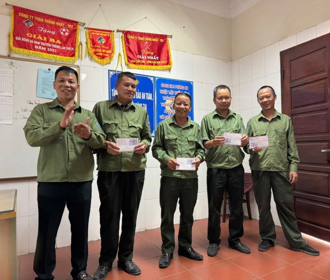 Phòng Kiểm soát nội bộ và bảo vệ tuyên dương và khen thưởng lực lượng bảo vệ đã có thành tích xuất sắc trong công tác đảm bảo an ninh trật tự và kiểm soát người ra, vào lò