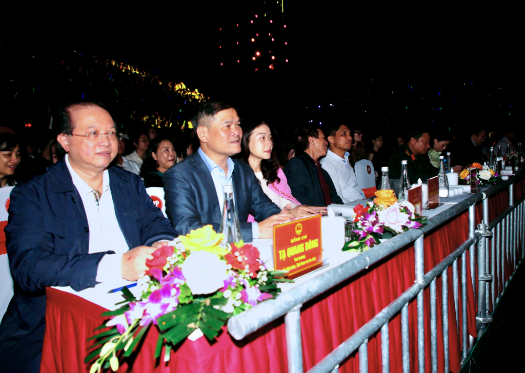 Lãnh đạo Bộ Văn hóa, Thể thao và Du lịch, lãnh đạo tỉnh Quảng Ninh theo dõi chương trình.