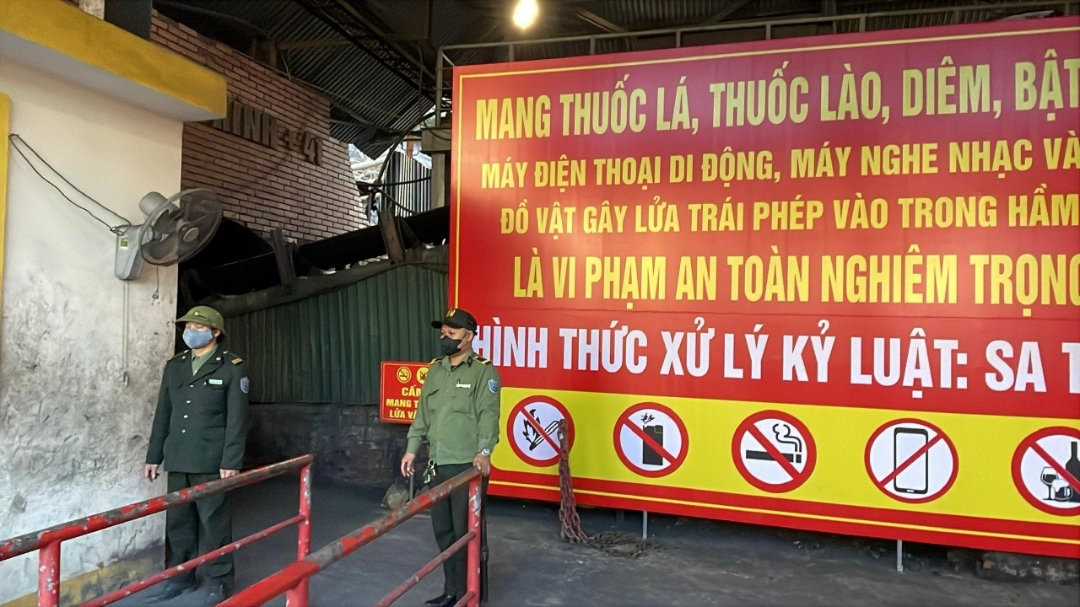 Tuyên truyền, phổ biến cho CNCB nghiêm cấm các hành vi mang thuốc, tia lửa điện vào trong hầm lò làm việc