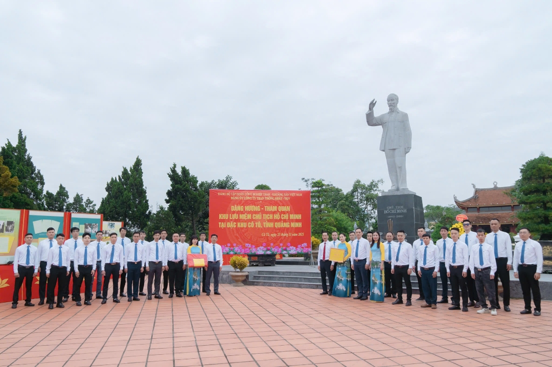 Cán bộ, đảng viên Công ty Than Thống Nhất - TKV dâng hương tại khu lưu niệm Chủ tịch Hồ Chí Minh tại đặc khu Cô Tô