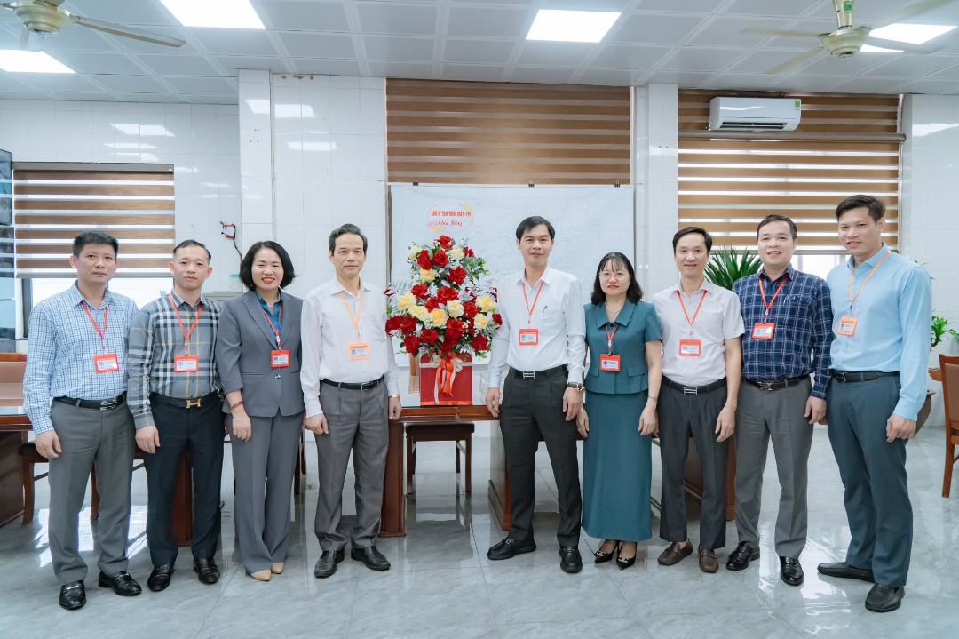 Đồng chí Vương Minh Thu - Bí thư Đảng ủy, Giám đốc Công ty cùng các đồng chí trong Ban lãnh đạo tặng hoa, chúc mừng đồng chí Phạm Văn Hùng - Bí thư chi bộ, Trưởng Phòng ĐKSX hoàn thành xuất sắc nhiệm vụ. Ảnh: Truyền thông Công ty.