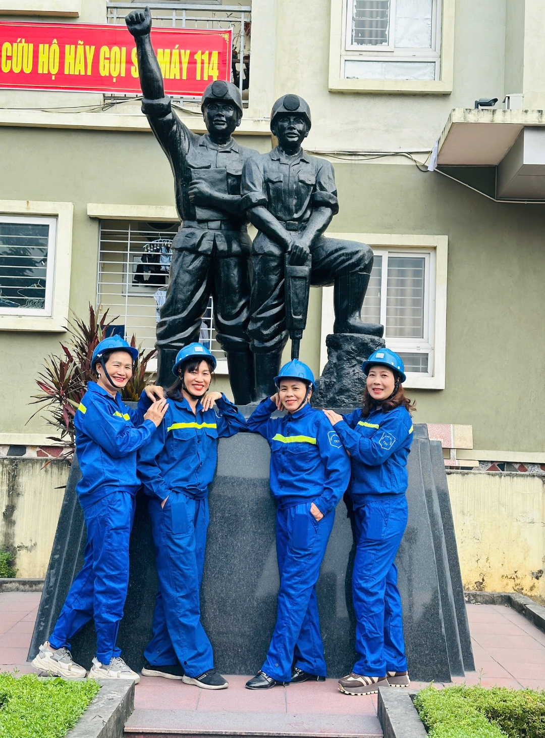 Chụp ảnh lưu niệm tại tượng đài thợ mỏ văn phòng khu B Công ty Than Thống Nhất