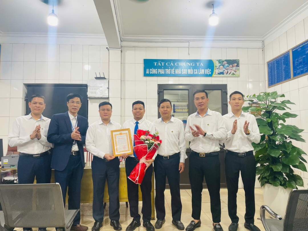 Lãnh đạo Công ty khen thưởng gương “Người Thợ mỏ - Người Chiến sỹ” Đoàn Văn Tiến tại nhà nhật lệnh Phân xưởng Khai thác 7