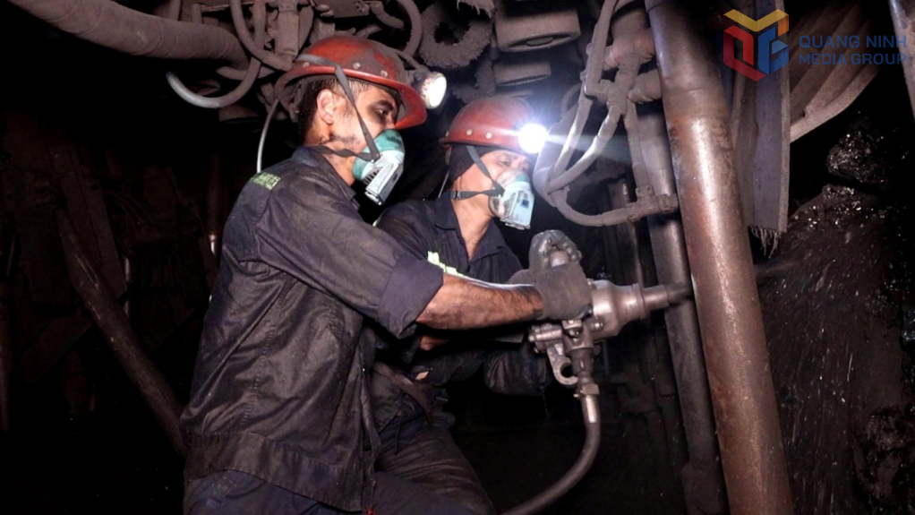 Thợ lò Than Thống Nhất trong ca khai thác than tại lò chợ.