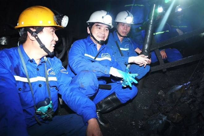 Chủ tịch Công đoàn TKV Lê Thanh Xuân (giữa) động viên người lao động tại Công ty CP Than Vàng Danh.