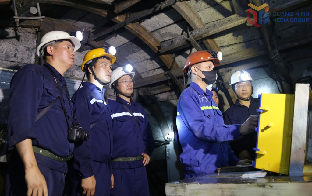 Công nhân Công ty Than Hòn Gai - TKV vận hành hệ thống tự động phục vụ thi công Dự án khai thác hầm lò phần mở rộng mỏ Hà Ráng.
