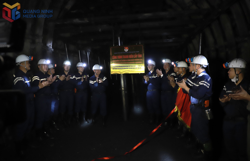 Đoàn Than Quảng Ninh tổ chức lễ gắn biển Công trình thanh niên cấp tỉnh  “Chuyển diện và đưa vào khai thác lò chợ cơ giới hóa 7-7 Khu 1 vỉa 7” chào mừng đại hội đảng các cấp nhiệm kỳ 2025 - 2030.