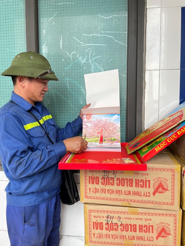 Công ty Than Thống Nhất - TKV trao tặng Lịch Tết 2026 cho CNCB