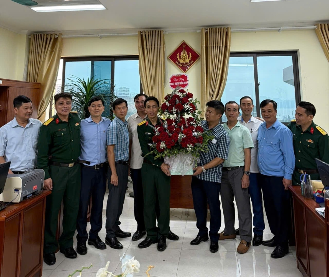Chúc mừng cán bộ, chiến sỹ Bộ CHQS tỉnh Quảng Ninh