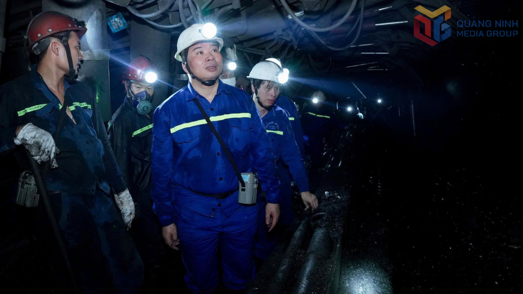 Phó Tổng Giám đốc Tập đoàn Nguyễn Văn Tuân kiểm tra hiện trường sản xuất tại Lò chợ cơ giới hóa đồng bộ I-7-7 mức -90/-110, Phân xưởng Khai thác 11 (Công ty CP Than Vàng Danh).