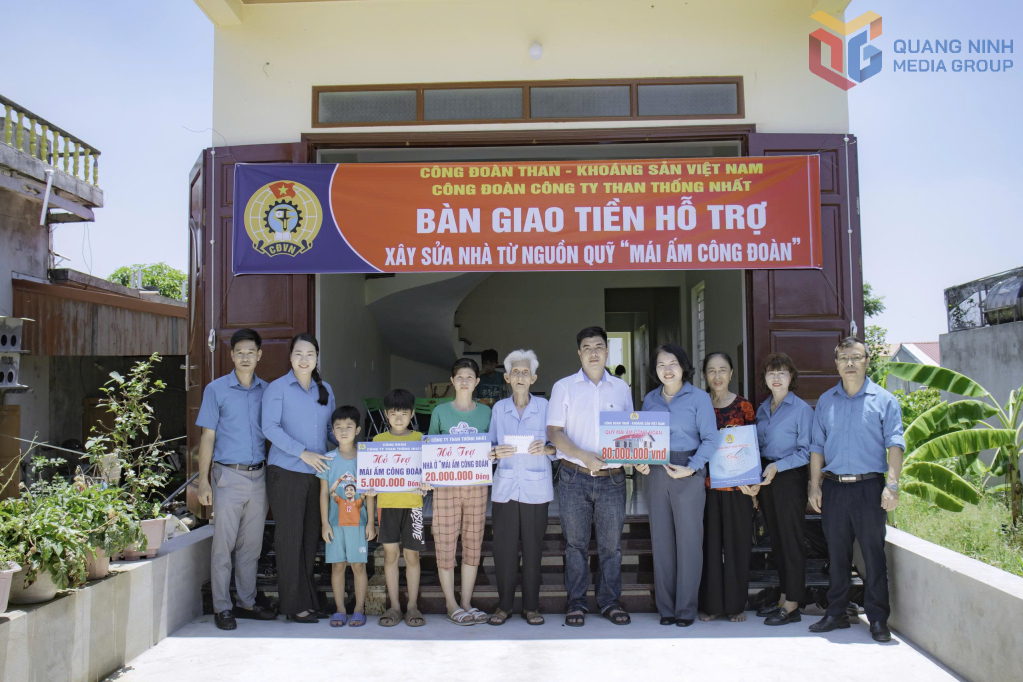 Công đoàn Công ty Than Thống Nhất bàn giao kinh phí hỗ trợ xây, sửa nhà từ Quỹ "Mái ấm Công đoàn" cho công nhân.
