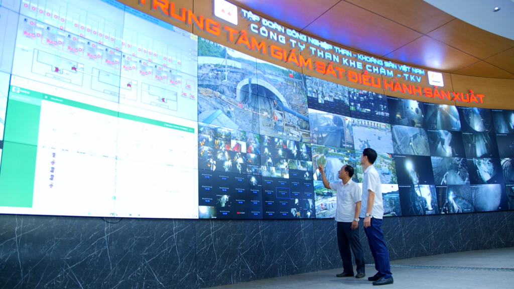 Kỹ sư giám sát tại Trung tâm giám sát điều khiển sản xuất, Công ty Than Khe Chàm, TKV.