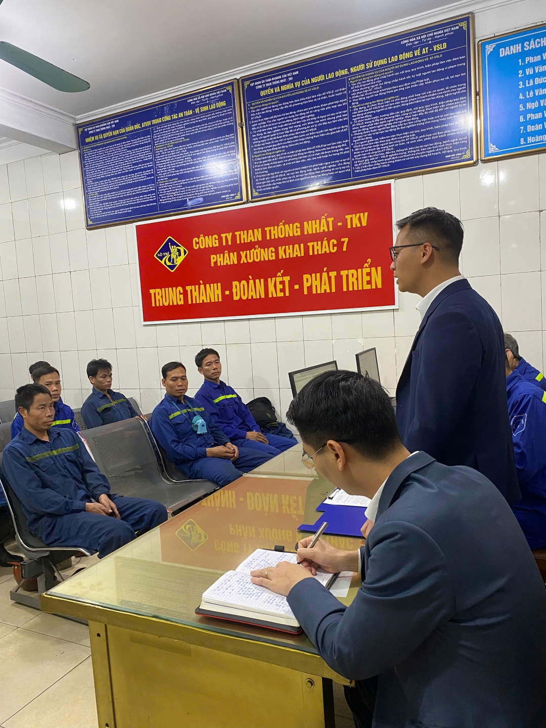 Phân xưởng Khai thác 7 ra quân sản xuất ngày đầu năm 2026: Khí thế mới - Quyết tâm cao